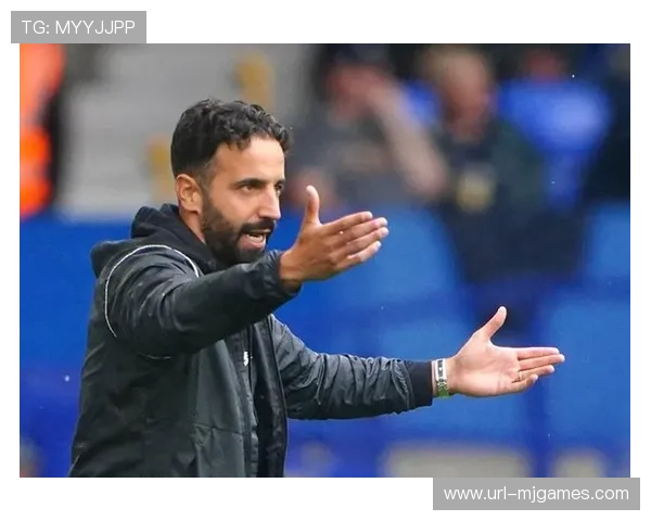 花絮：场边教练斗法，埃梅里与阿莫林战术板交流