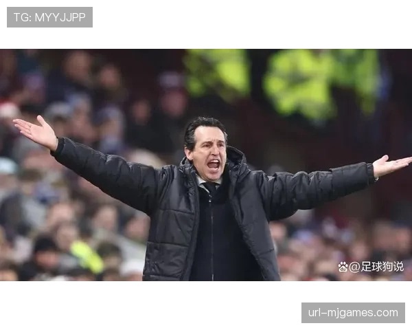 特写瞬间：维拉队长麦金因不满球队“蹲坑防守”战术，在场边与主帅埃梅里激烈交流