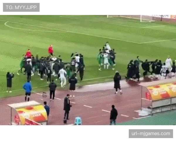 特写:角球攻防中,双方球员在禁区内上演激烈的身体对抗 特写:角球攻防中,双方球员在禁区内上演激烈的身体对抗